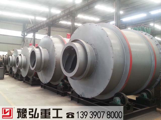 豫弘廠區(qū)的三筒泥煤烘干機(jī) 豫弘廠區(qū)的三筒泥煤烘干機(jī)